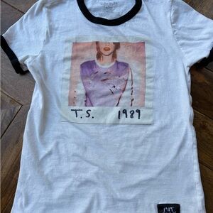 1989 World Tour Taylor Swift White T-Shirt with Black Trim